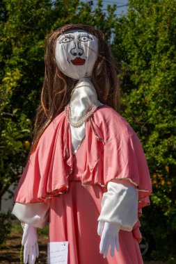 MARIM, PORTUGAL - 1 Mayıs 2022: Portekiz 'in güneyindeki Algarve bölgesinde bulunan baharın gelişini kutlayan Maios / Maias adlı el yapımı bebeklerin antik geleneği.