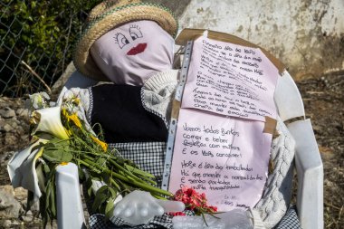 MARIM, PORTUGAL - 1 Mayıs 2022: Portekiz 'in güneyindeki Algarve bölgesinde bulunan baharın gelişini kutlayan Maios / Maias adlı el yapımı bebeklerin antik geleneği.