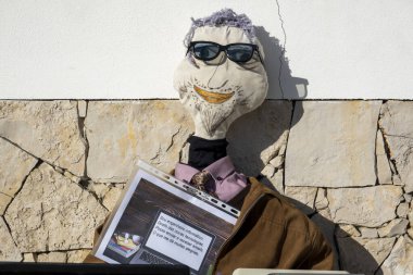 SANTA RITA, PORTUGAL - 1 Mayıs 2022: Portekiz 'in güneyindeki Algarve bölgesinde bulunan baharın gelişini kutlayan Maios / Maias adlı el yapımı bebeklerin antik geleneği.