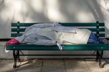 SANTA RITA, PORTUGAL - 1 Mayıs 2022: Portekiz 'in güneyindeki Algarve bölgesinde bulunan baharın gelişini kutlayan Maios / Maias adlı el yapımı bebeklerin antik geleneği.