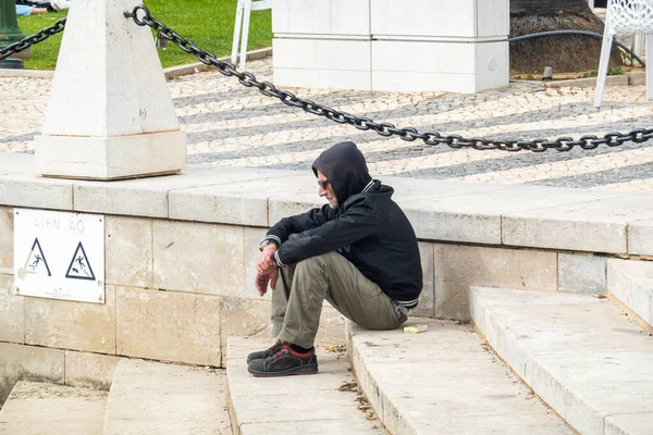 Faro Portugal 2022年3月27日 葡萄牙法罗市一个孤独的男人在楼梯上休息 — 图库照片