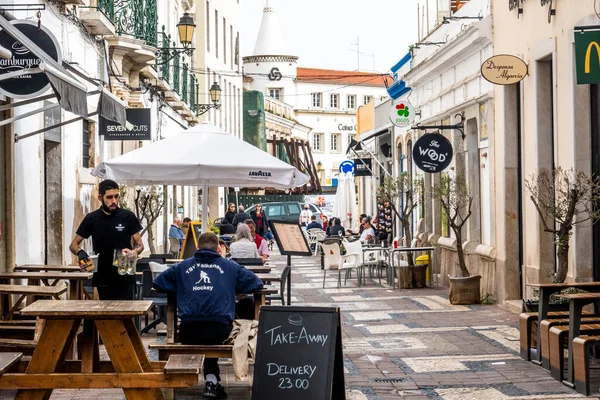 Faro Portugal Março 2022 Rua Movimentada Faro Com Restaurantes Várias — Fotografia de Stock