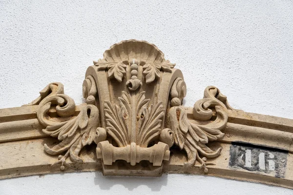 Типичная Архитектурная Дверь Сложными Конструктивными Деталями Традиционных Португальских Зданий — стоковое фото