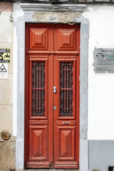 Typické Architektonické Dveře Složitými Designovými Detaily Tradičních Portugalských Staveb — Stock fotografie