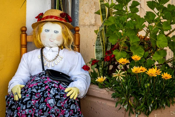 Estoi ポルトガル 2022年5月1日 ポルトガルの南 アルガルヴェ地方に位置する春の到来を祝うマイオス マイアスと呼ばれる手作りの人形の古代の伝統 — ストック写真