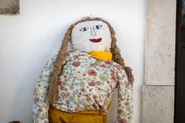 SANTA RITA, PORTUGAL - 1 Mayıs 2022: Portekiz 'in güneyindeki Algarve bölgesinde bulunan baharın gelişini kutlayan Maios / Maias adlı el yapımı bebeklerin antik geleneği.