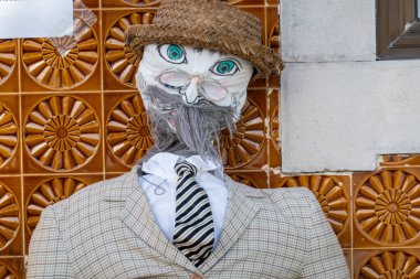 SANTA RITA, PORTUGAL - 1 Mayıs 2022: Portekiz 'in güneyindeki Algarve bölgesinde bulunan baharın gelişini kutlayan Maios / Maias adlı el yapımı bebeklerin antik geleneği.