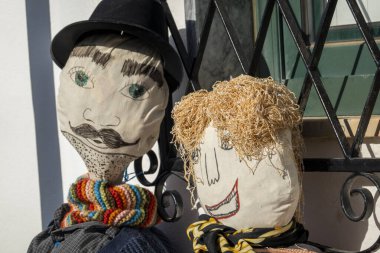 SANTA RITA, PORTUGAL - 1 Mayıs 2022: Portekiz 'in güneyindeki Algarve bölgesinde bulunan baharın gelişini kutlayan Maios / Maias adlı el yapımı bebeklerin antik geleneği.