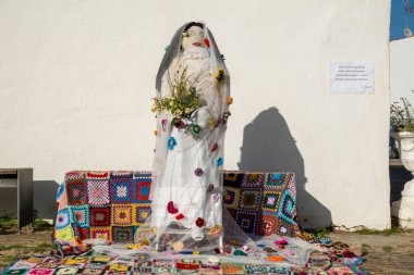 SANTA RITA, PORTUGAL - 1 Mayıs 2022: Portekiz 'in güneyindeki Algarve bölgesinde bulunan baharın gelişini kutlayan Maios / Maias adlı el yapımı bebeklerin antik geleneği.