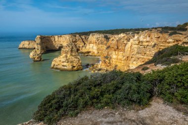 Marinha plajı, Lagoa, Algarve, Portekiz yakınlarındaki Algarve bölgesindeki Portekiz kıyılarının güzel manzarası..