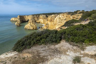 Marinha plajı, Lagoa, Algarve, Portekiz yakınlarındaki Algarve bölgesindeki Portekiz kıyılarının güzel manzarası..
