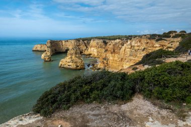 Marinha plajı, Lagoa, Algarve, Portekiz yakınlarındaki Algarve bölgesindeki Portekiz kıyılarının güzel manzarası..