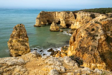 Marinha plajı, Lagoa, Algarve, Portekiz yakınlarındaki Algarve bölgesindeki Portekiz kıyılarının güzel manzarası..