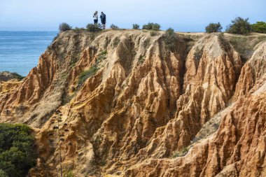 Marinha plajı, Lagoa, Algarve, Portekiz yakınlarındaki Algarve bölgesindeki Portekiz kıyılarının güzel manzarası..