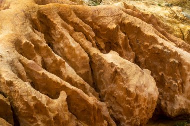 Portekiz 'in Algarve bölgesindeki kıyı şeridi kayalıklarında bulunan elementlerin aşınmasıyla oluşan doğal kum..