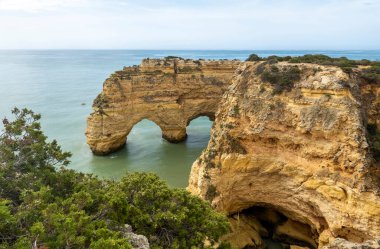 Marinha plajı, Lagoa, Algarve, Portekiz yakınlarındaki Algarve bölgesindeki Portekiz kıyılarının güzel manzarası..