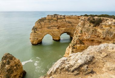 Marinha plajı, Lagoa, Algarve, Portekiz yakınlarındaki Algarve bölgesindeki Portekiz kıyılarının güzel manzarası..