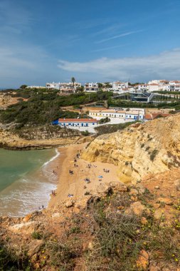 Portekiz 'in Algarve bölgesindeki güzel Benagil köyünün geniş bir manzarası var..