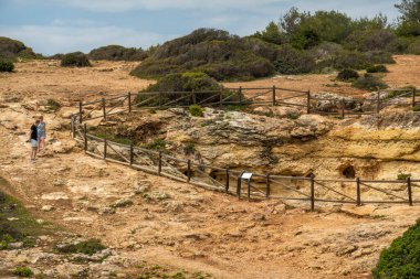 Portekiz, Lagoa kıyı şeridi yakınlarındaki Algarve bölgesinde doğal jeolojik çöküntü oluşumu..