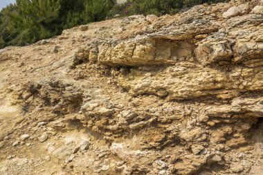 Portekiz 'in Algarve bölgesindeki kıyı şeridi kayalıklarında bulunan elementlerin aşınmasıyla oluşan doğal kum..