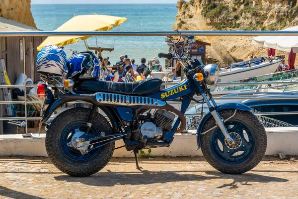 Benagil Portugal Abril 2022 Pequeña Motocicleta Compacta Aparcada Una Playa — Foto de Stock