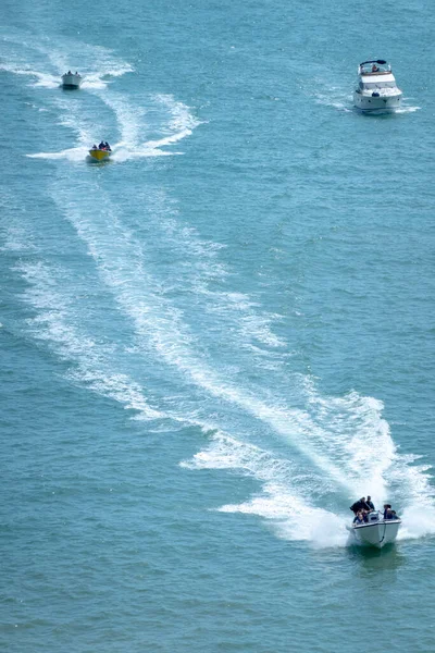 Turistas Disfrutando Barco Alta Velocidad Cerca Los Acantilados Región Del —  Fotos de Stock