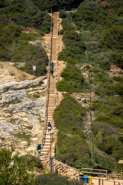 Turisté Turistika Krásných Útesech Blízkosti Obce Benagil Regionu Pobřeží Algarve — Stock fotografie