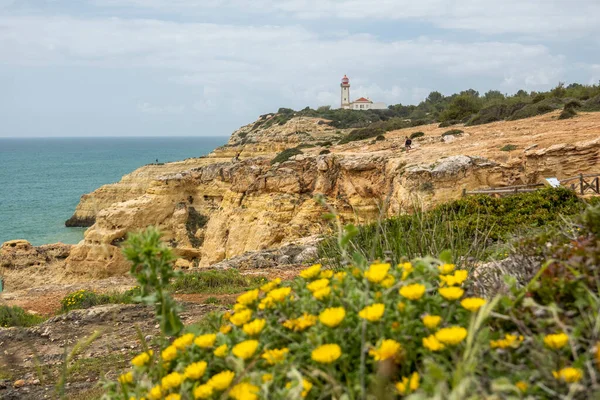 Odległość Latarnia Morska Alfanzina Znajduje Się Pobliżu Benagil Algarve Portugalia — Zdjęcie stockowe