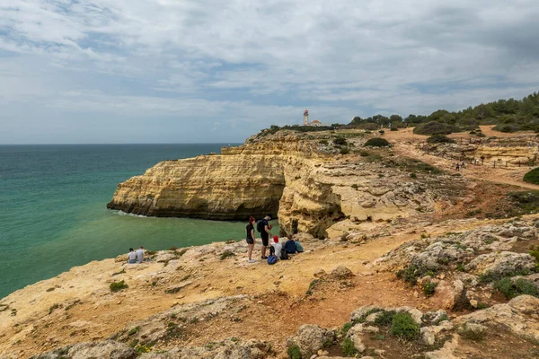 Los Turistas Caminan Toman Fotos Costa Portuguesa Cerca Benagil Lagoa — Foto de Stock