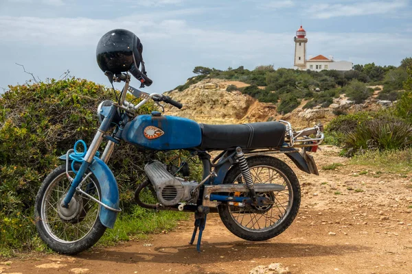 Old Motorcycle Algarve Coastline Cliffs Lighthouse — Stock Photo, Image