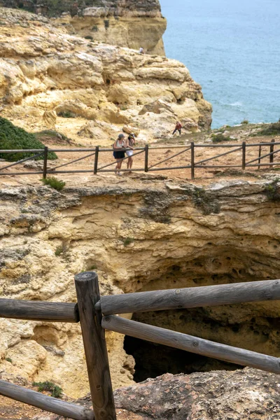 Formación Pozos Geológicos Naturales Región Del Algarve Cerca Costa Lagoa — Foto de Stock