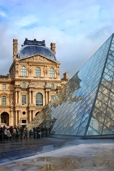 Museu do Louvre em Paris — Fotografia de Stock