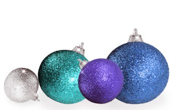 farklı renk ve boyutlarda beyaz zemin üzerinde Noel top