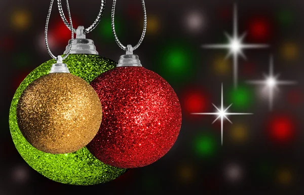 Kleurrijke kerstballen op een witte achtergrond met ruimte voor tekst — Stockfoto