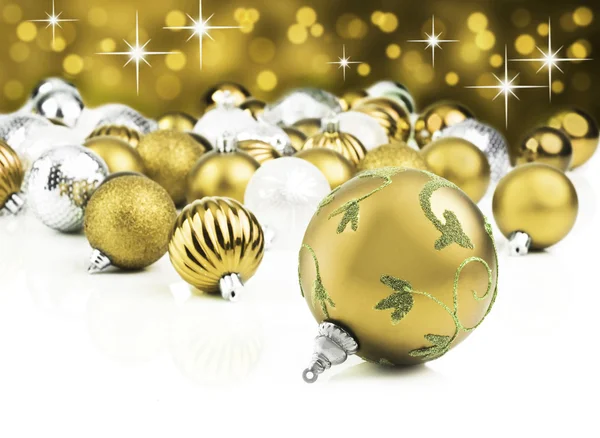 Gouden decoratieve Kerst ornamenten met sterren achtergrond — Stockfoto