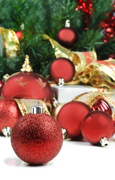Рождественские украшения под елкой в красном и золотом — стоковое фото