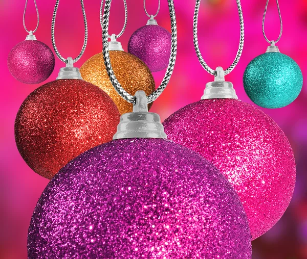 Gros plan de boules de Noël colorées de différentes tailles suspendues à des cordes — Photo