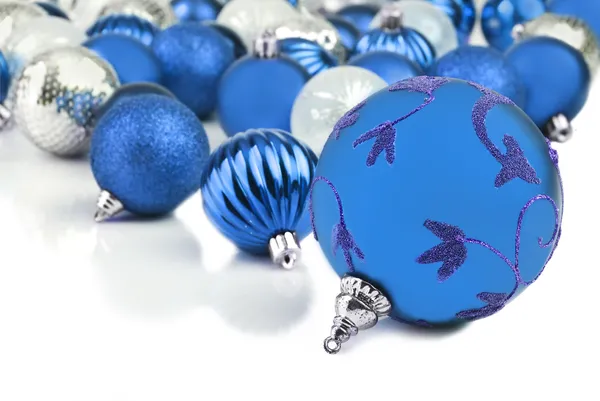 Sieraad kerstballen op wit blauw — Stockfoto