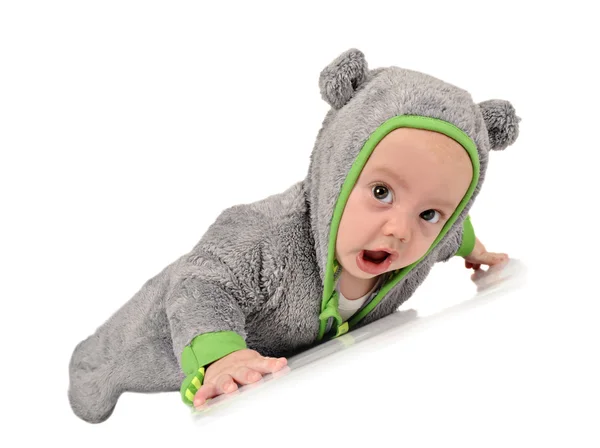 Schattige kleine babyjongen in leuke kleren — Stockfoto