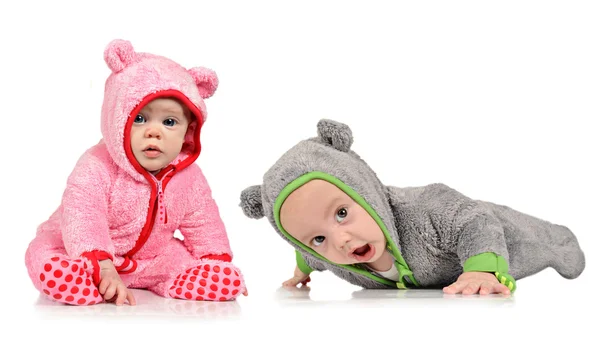 Zes maanden oude tweelingbroer en zus op wit — Stockfoto