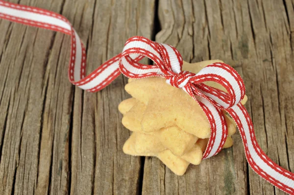 Csillag alakú cookie-kat, piros szalaggal — Stock Fotó