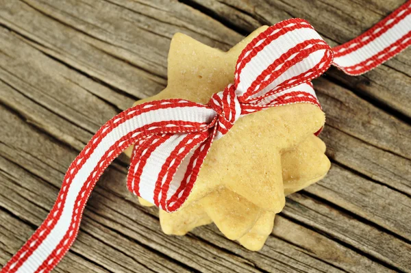 Csillag alakú cookie-kat, piros szalaggal — Stock Fotó