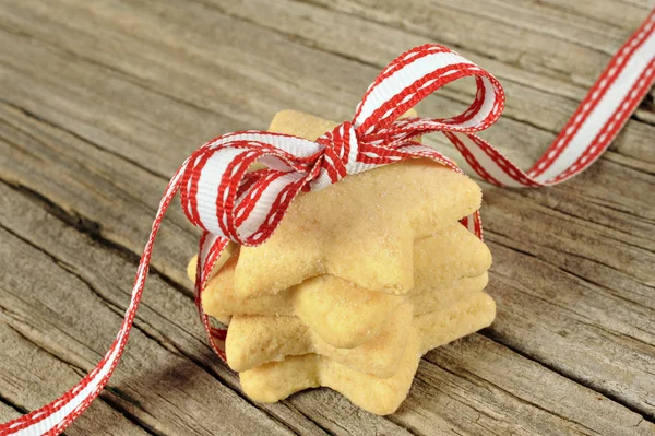 Csillag alakú cookie-kat, piros szalaggal — Stock Fotó