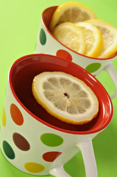 Zdravý bylinkový čaj s citronem v cups polka dot — Stock fotografie