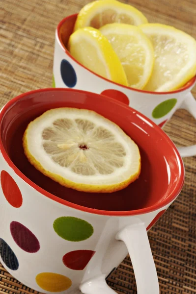 पोल्का डॉट कप में नींबू के साथ स्वस्थ हर्बल चाय — स्टॉक फ़ोटो, इमेज