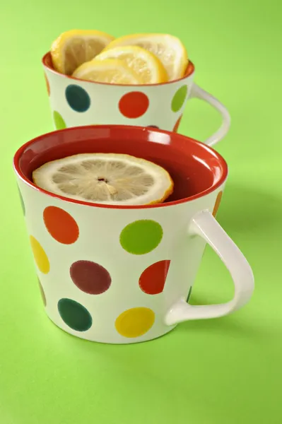 Zdravý bylinkový čaj s citronem v cups polka dot — Stock fotografie