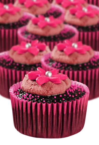 Deliciosos cupcakes de chocolate em copos rosa — Fotografia de Stock