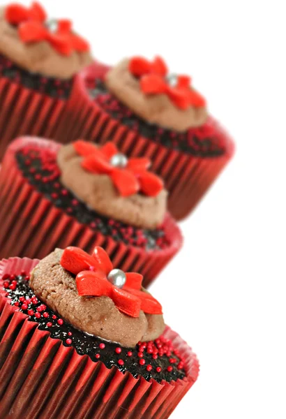 Magdalenas de chocolate en tazas rojas —  Fotos de Stock