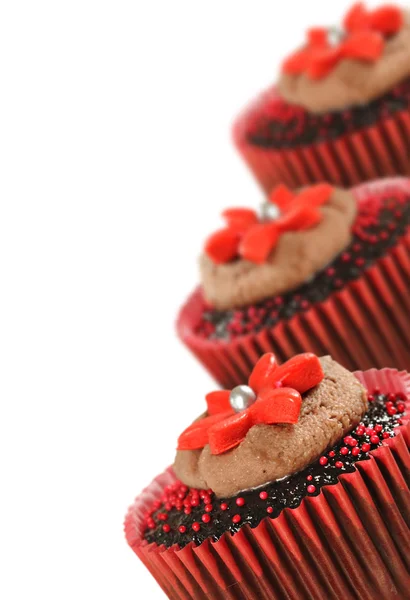 Cupcakes de chocolate em copos vermelhos — Fotografia de Stock