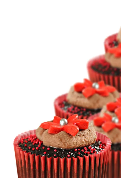Cupcakes de chocolate em copos vermelhos — Fotografia de Stock